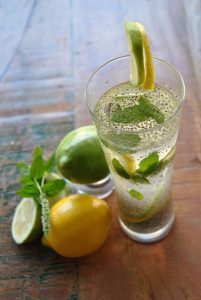 How to get Rid of Stomach Bloat-Chia Lemonade